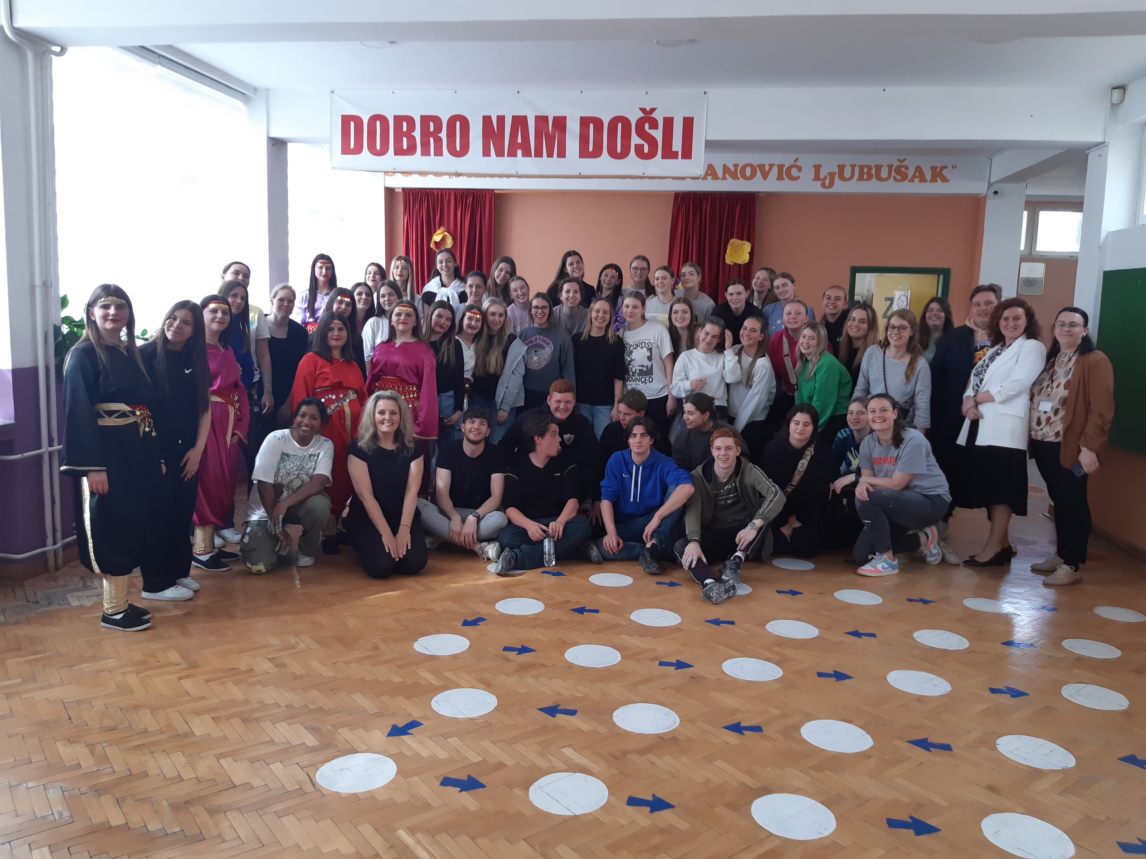 Studenten bij een school in Bosnië