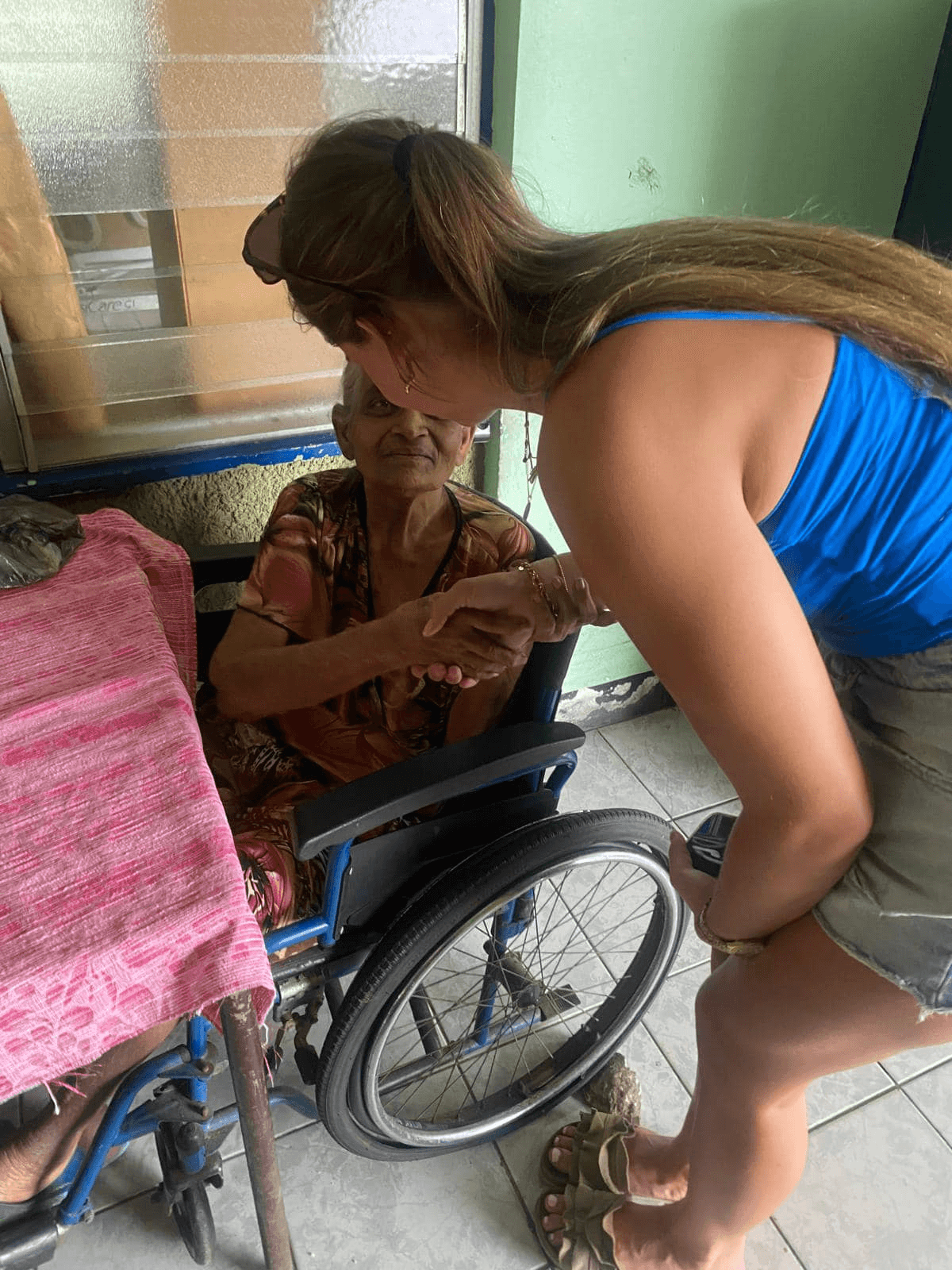 Onze student die kennismaakt met een oudere vrouw in een verpleeghuis in Suriname